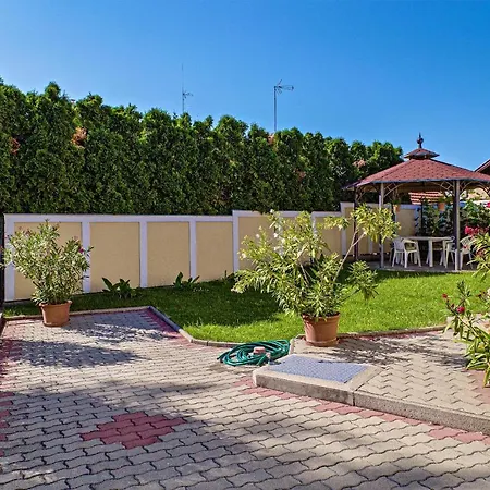 Csontos Vendeghaz 3*